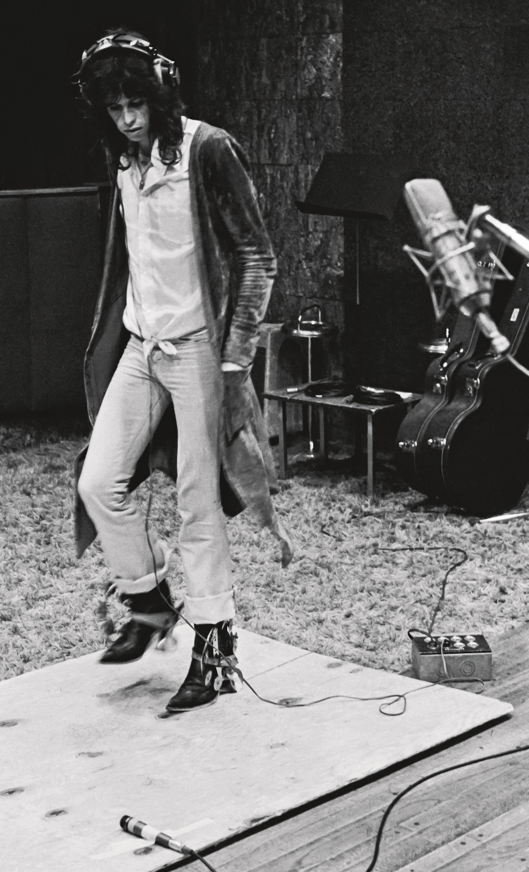 Steven Tyler at Record Plant NY during a 1974 recording session for Aerosmith’s ‘Get Your Wings.’ Engineers Jack Douglas and Jay Messina went to great lengths to get a live sound out of the out-of-vogue Hidley studio acoustics, including laying down sheets of plywood. PHOTO: ©Bob Gruen / www.BobGruen.com