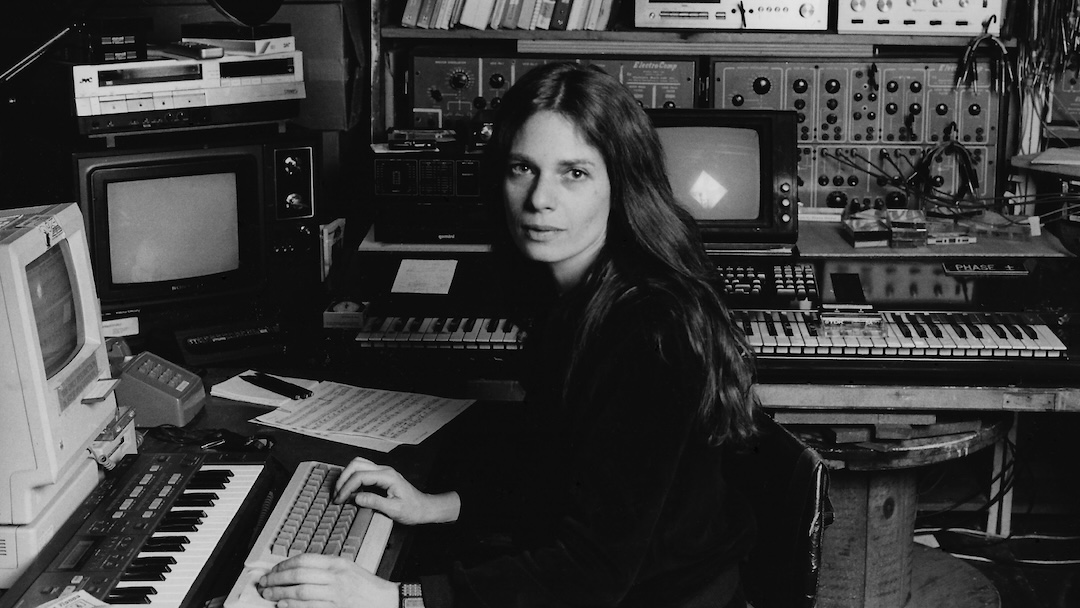  Laurie Spiegel in her home studio in 1990. Photo by Marilyn McLaren. 
