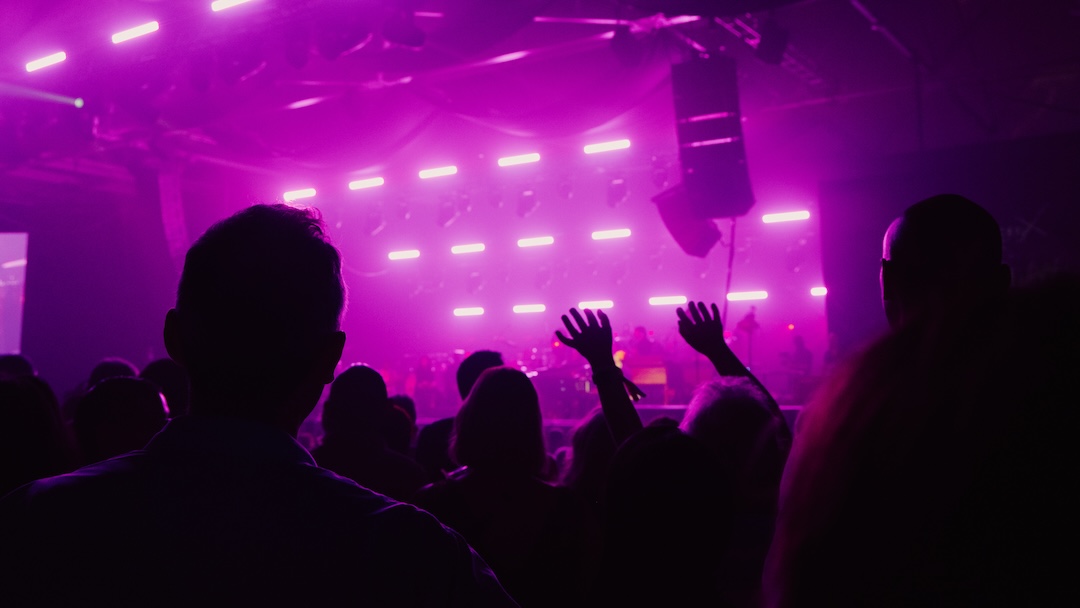 Pete Diaz Productions deployed a Meyer Sound system at The Hangar anchored by a half-dozen Panther large-format linear line array loudspeakers per side. Photo: Valerie Chaparro 