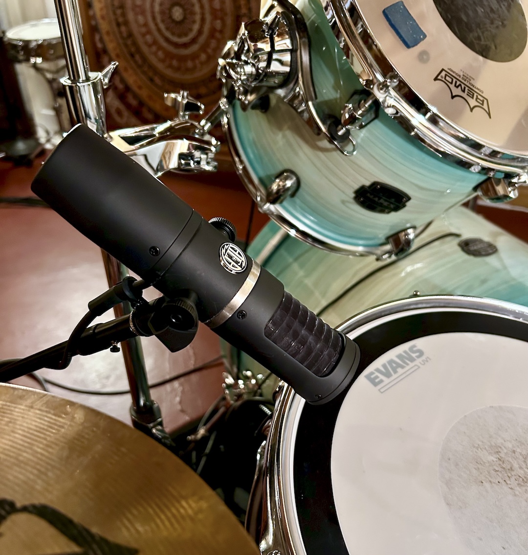The KU5A, here placed at snare top, can handle the high SPL from even the heaviest hitter.