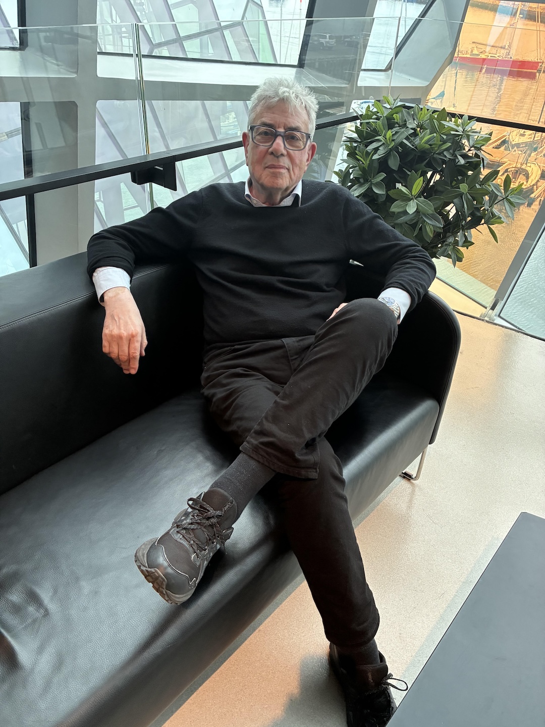 Graham Gouldman, prior to showtime inside Harpa Concert Hall. Photo: Larry Jaffee.